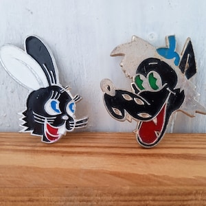 Set Pin Wolf en haas, Cartoon karakter Wacht erop, Childrens vintage pin, Animal pin.