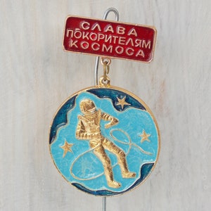 Spacewalk, Space enamel pin, Glory to the conquerors of space, Astronaut in outer space, Retro enamel pin
