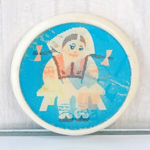 Childrens pin, Lenticular pin, Boy and a girl, Vintage pin