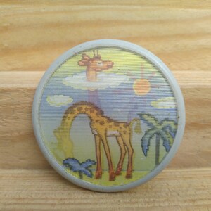 Grappige giraffe pin, Lenticular pin, Vintage pin, Dieren pin