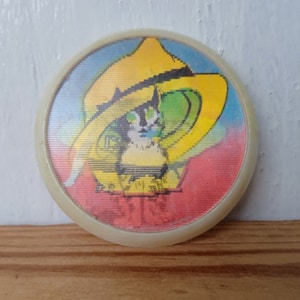 De kat in de hoedenspeld, Lenticulaire speld voor kinderen, Rugzakspeld.