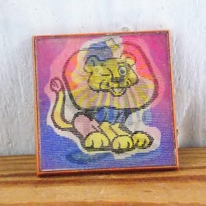 Speld leeuw en pinguïn, kinderspeld, lenticulaire speld, stripfiguren, rugzakspeld, vintage speld, 3D-speld