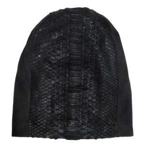 Peut inclure: Bonnet noir en tricot avec un motif de peau de serpent à l'avant et un dos noir uni.