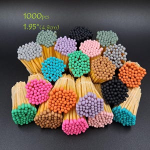 1000 fiammiferi colorati per feste di matrimonio. fiammiferi per candele. fiammiferi per barattoli. Bastoncini di legno naturale con punte color arcobaleno da 4,9 cm (1,95")