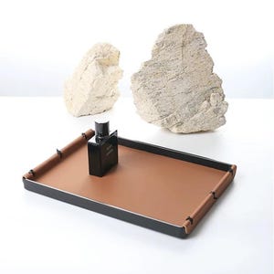 Modern bricka i kamelfärgat läder och svart metall | Rektangulär fångstbricka för entrén | Minimalistisk skrivbordsorganisatör | Industriell elegant sminkdekoration
