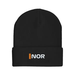 Puede incluir: Gorro negro con un logotipo "INOR" blanco y una franja naranja.