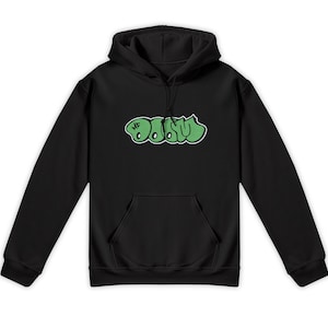 Puede incluir: Sudadera con capucha negra con un gr&aacute;fico verde de la palabra "DOOSTU" en estilo graffiti.