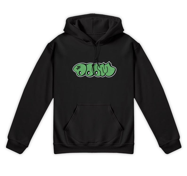 Puede incluir: Sudadera con capucha negra con un gr&aacute;fico verde de la palabra "DOOSTU" en estilo graffiti.