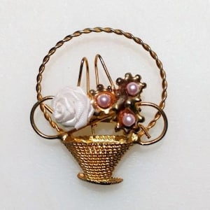 Vintage Jewelry Gold Tone Flower Basket Brooch/Flower Basket Pin/Costume Jewelry/Vintage Jewelry