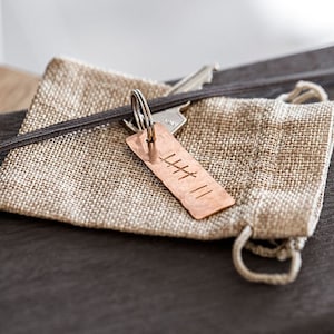 Koperen sleutelhanger jubileumnummer | Gepersonaliseerde sleutelhanger op maat | Cadeau voor 7e of 9e verjaardag | Koperen jubileumcadeau | Hayes Home