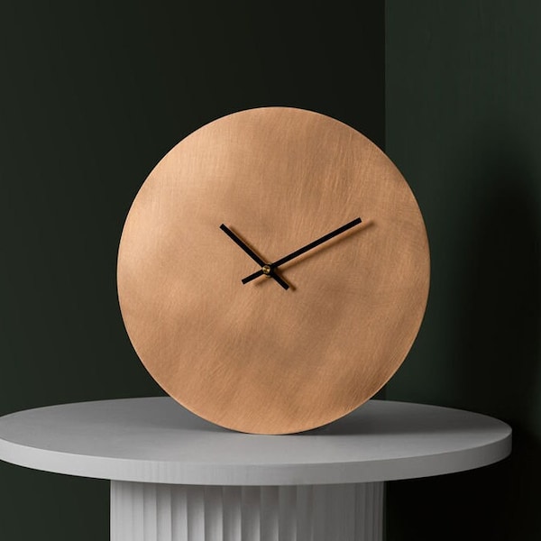 Horloge murale minimaliste en bronze | Cadeau pour le 8e anniversaire de bronze | Cadeau pour 19e anniversaire de bronze | Décor en bronze | Horloge murale silencieuse | Accueil Hayes