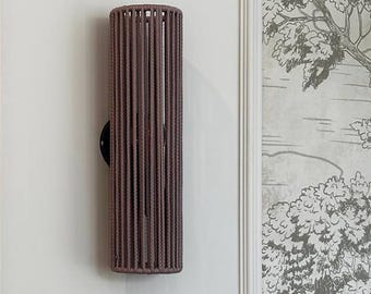 Aplique de mimbre y algodón hecho a mano: farol cilíndrico minimalista