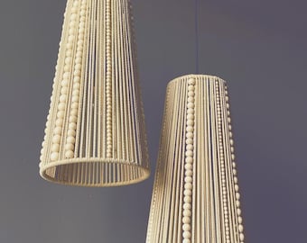 Lámpara colgante de mimbre: Pantalla minimalista hecha a mano con cuentas de madera.