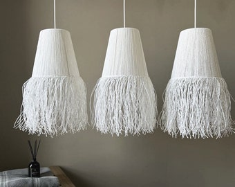 Lámpara colgante de rafia hecha a mano: un suave brillo de iluminación boho para una boda.