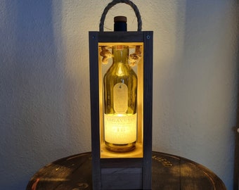 Whisky Laterne - Lampe aus Lagavulin* Whisky Flasche und Fass Holz