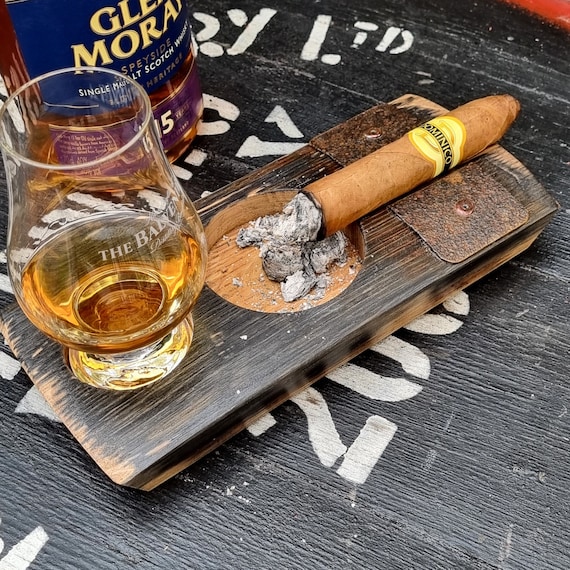 Zigarren Ascher mit Zigarrenablage und Glencairn Abstellfläche, aus Whisky Fassdaube