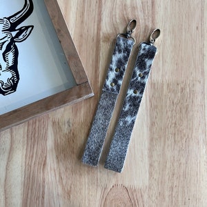 Pulsera de piel de vaca con manchas grises