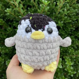 Mini pinguino peluche all'uncinetto