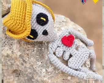 Sida 7 Virkmönster, PDF, engelska/tyska. Nyckelring, väskberlock, virkat skelett med hatt, förälskad cowboy, bomull