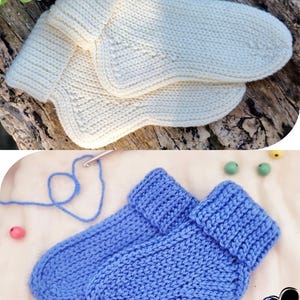 Könnte beinhalten: Zwei Paar gestrickte Socken. Ein Paar ist cremefarben, das andere blau. Die Socken haben einen gerippten Bund und ein strukturiertes Strickmuster. Die Socken sind handgefertigt und wirken warm und gemütlich.