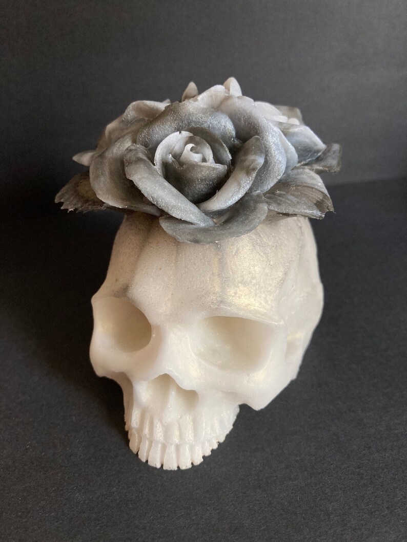 Skulldeath head accompanied by its three roses