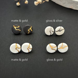 Porzellan Ohrringe, Kintsugi Ohrstecker, 18. Jahrestag Geschenk, Disk Ohrringe, sinnvoller Schmuck, handbemalte Goldakzente