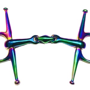 Op de afbeelding: Een regenboogkleurig metalen paardenbit met twee losse ringen en een centraal scharnierend mondstuk.