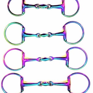 Può includere: Quattro morsi per cavalli arcobaleno con un design ad anello libero. I morsi sono in metallo e hanno una finitura lucida.