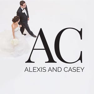 Puede incluir: Un logotipo de boda con las iniciales negras "AC" y los nombres "Alexis and Casey" debajo. Una novia con un vestido de novia blanco y un novio con un esmoquin negro están en el fondo, caminando juntos.