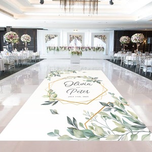 Könnte beinhalten: Ein weißer Hochzeitsläufer mit goldenem geometrischem Rahmen und grünem Blattwerkdesign. Der Text "Olivia and Peter July 13th, 2023" ist in Schwarz gedruckt.
