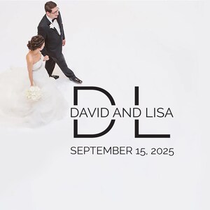 Puede incluir: Una foto aérea de una novia y un novio con ropa formal. La novia lleva un vestido de novia blanco y sostiene un ramo. El novio lleva un esmoquin negro. El texto "DAVID AND LISA" y "SEPTEMBER 15, 2025" se muestra en negro.