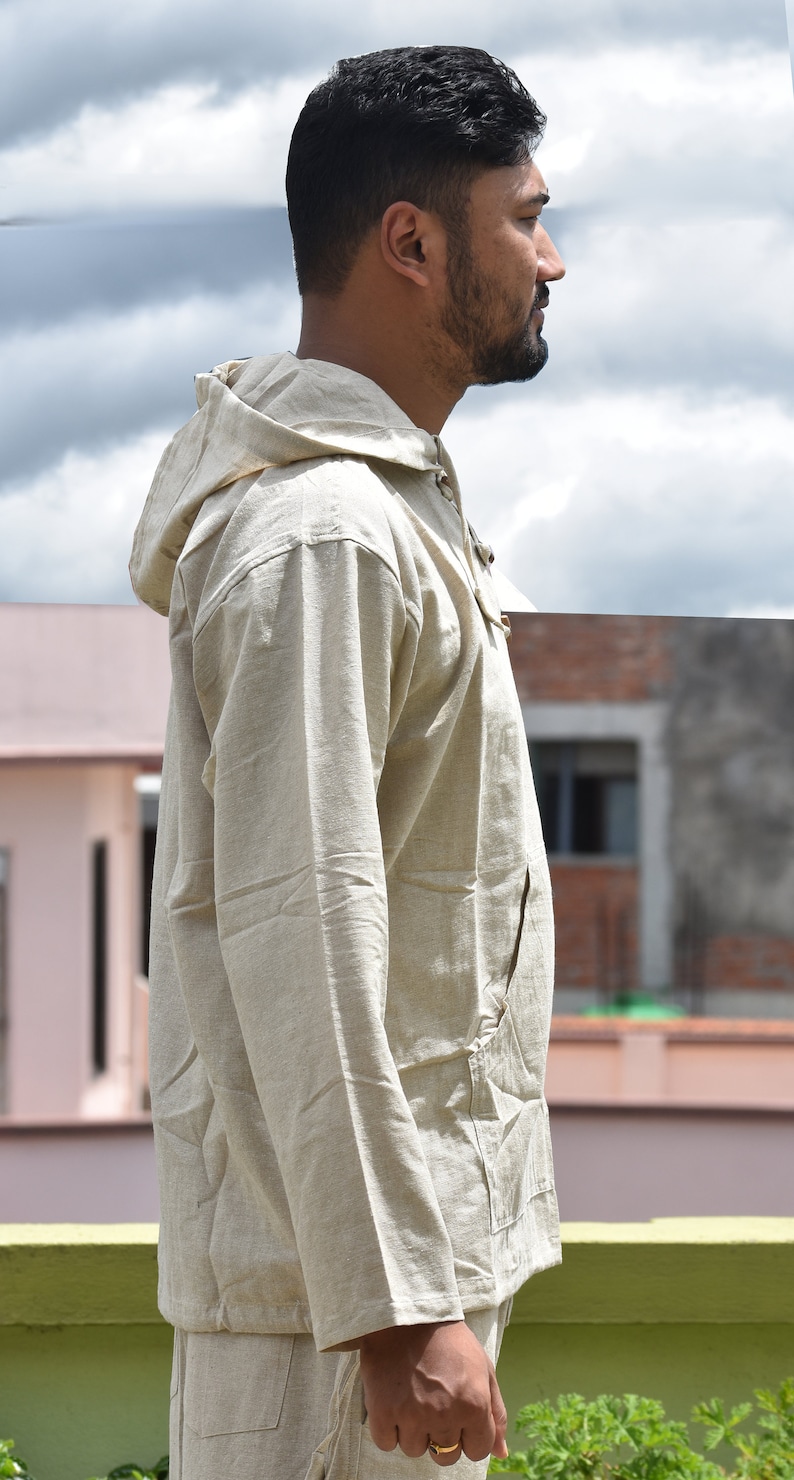 Pu&ograve; includere: Una camicia di lino beige con cappuccio, maniche lunghe e chiusura con coulisse al collo. La camicia &egrave; realizzata in un tessuto leggero e traspirante e ha una vestibilit&agrave; rilassata.
