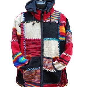 Könnte beinhalten: Eine Kapuzenjacke im Patchwork-Stil mit durchgehendem Reißverschluss. Die Jacke hat eine Vielzahl von Farben, darunter Rot, Schwarz, Weiß und Regenbogenakzente. Sie hat eine Vordertasche und ist aus Strickmaterial.