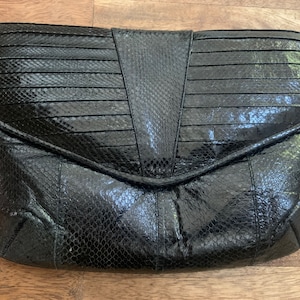 Clutch de piel de serpiente negra vintage de los años 1980, Clutch vintage negro de los años 80