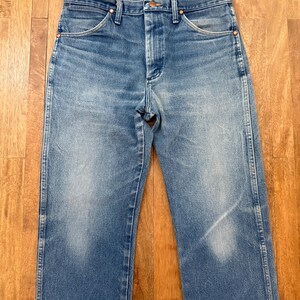 K&ouml;nnte beinhalten: Hellblaue Jeans aus Denim mit klassischem F&uuml;nf-Taschen-Design. Die Jeans haben eine verwaschene Optik und einen geraden Beinverlauf. Merkmale sind Kupfernieten und ein Knopfverschluss. Ein zeitloser Kleiderschrank-Klassiker.