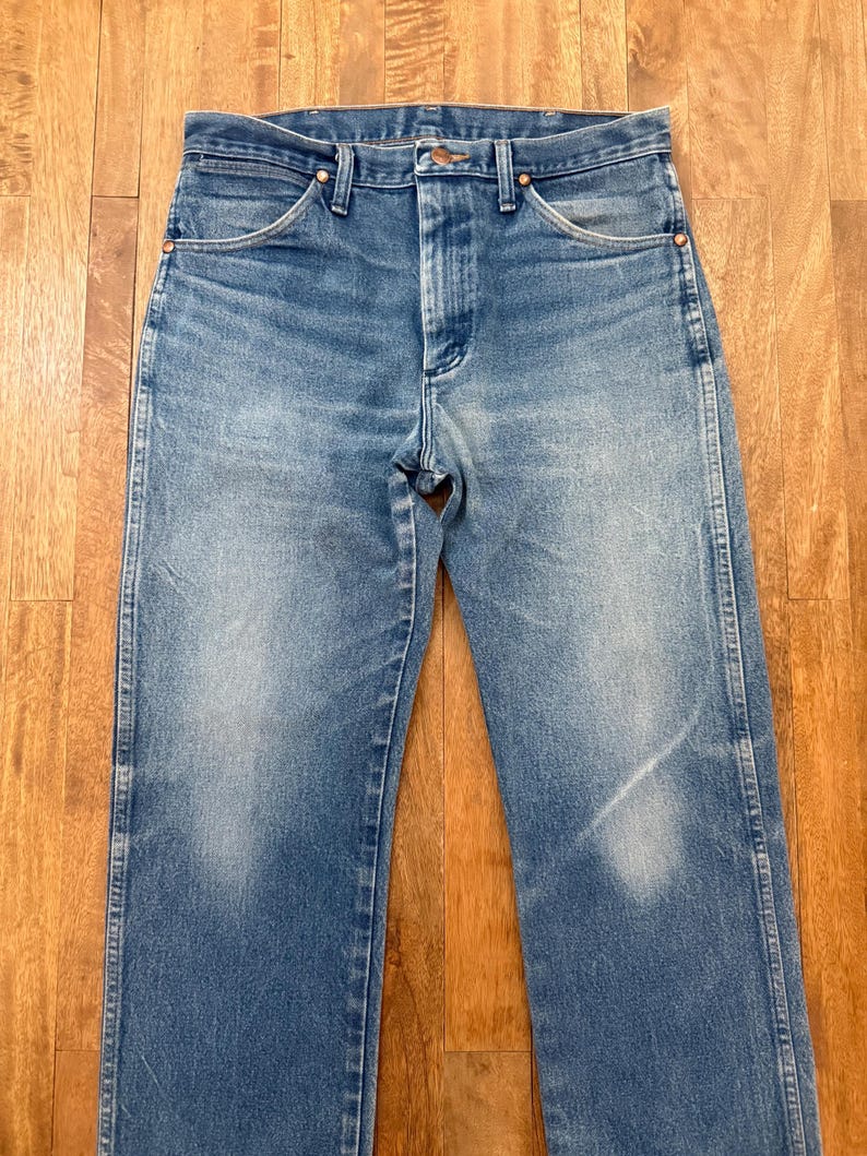 K&ouml;nnte beinhalten: Hellblaue Jeans aus Denim mit klassischem F&uuml;nf-Taschen-Design. Die Jeans haben eine verwaschene Optik und einen geraden Beinverlauf. Merkmale sind Kupfernieten und ein Knopfverschluss. Ein zeitloser Kleiderschrank-Klassiker.