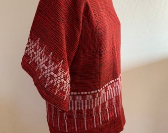 ヴィンテージ手織りの赤いウールのフイピルチュニック、手織りの赤黒ピンクのチュニック