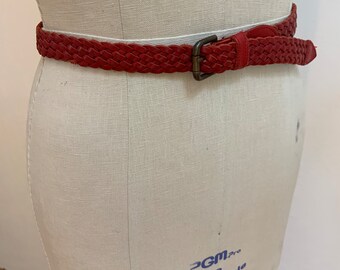 ceinture en cuir tressé rouge vintage des années 1980 32"