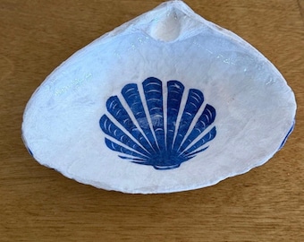 Plato decorativo con forma de concha marina decorado con la técnica del decoupage