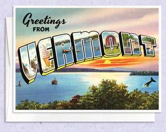 Peut inclure: Une carte postale vintage avec le texte "Greetings from Vermont" en grande police colorée. La carte postale présente une vue panoramique d'un lac avec un coucher de soleil en arrière-plan. Les lettres du mot "Vermont" sont remplies d'images de diverses attractions du Vermont, telles qu'un phare, un pont et un bateau.