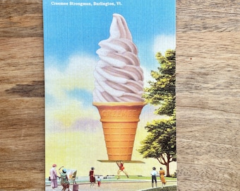 Peut inclure: Une carte postale vintage représentant un cornet de glace géant avec une garniture de crème glacée molle blanche. Le cornet est tenu par un homme dans un parc. La carte postale indique "Creemee Strongman, Burlington, Vt."