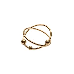 Op de afbeelding: Een gouden ring met twee in elkaar gevlochten banden en drie kleine ronde kralen.