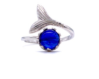 Anillo de cola de ballena de plata de ley con zafiro azul