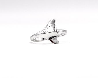 Anillo de cola de ballena de plata 925
