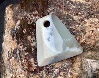 Ciondolo in nefrite siberiana - Ciondolo in giada - Intaglio di pietra di giada - Collane di giada - Gioielli di giada - Arte in pietra - Pietra naturale