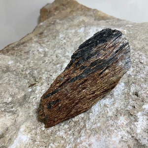 Astrofyllit---Surowy naturalny kamień surowy