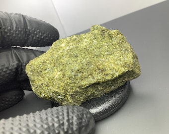 緑色緑簾石結晶標本 - 天然未処理鉱物、アフガニスタン産 - Etsy 日本