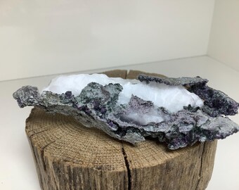 Crecimiento epitaxial poco común de amesita púrpura sobre clinocloro verde oscuro con calcita cristalizada sobre cromita del yacimiento de Saranovskoye (n.º 62)