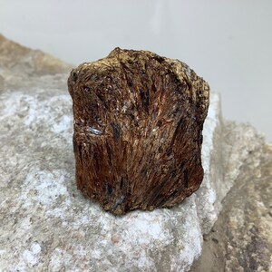 Astrofyllit---Surowy naturalny kamień surowy