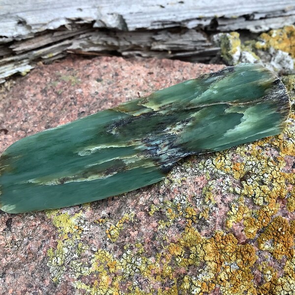 Raw Siberian jade - jade rough - bar jade - rare crystals specimen -